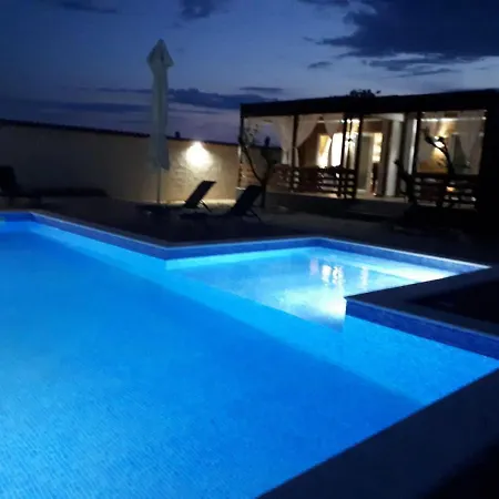 Tatil Evi Elegant Mobile In Drage With Swimming Pool Pakoštane